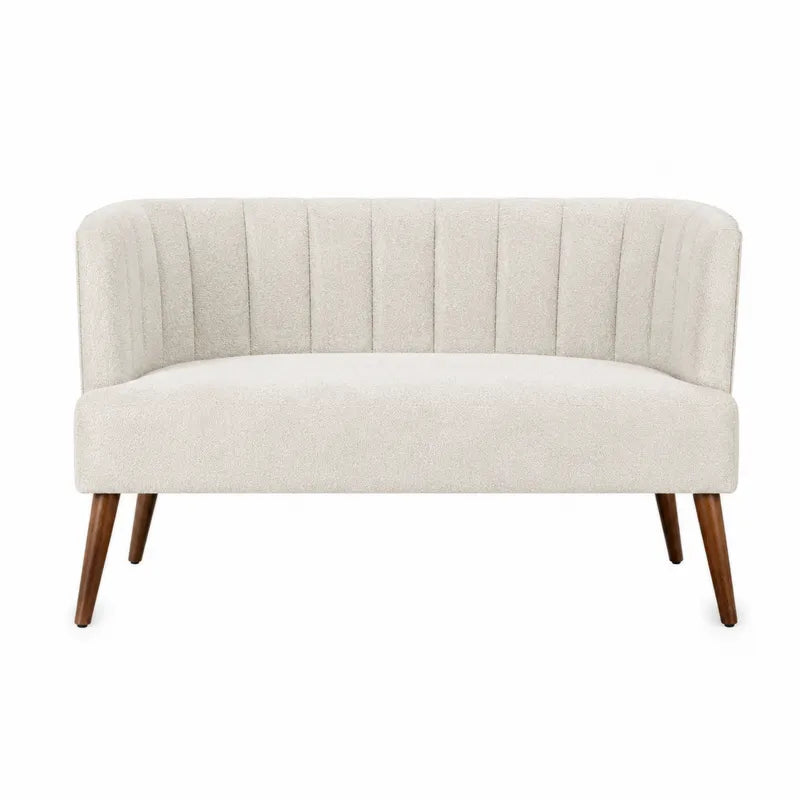 Sofa dwuosobowa z tkaniny kremowej na drewnianych nogach